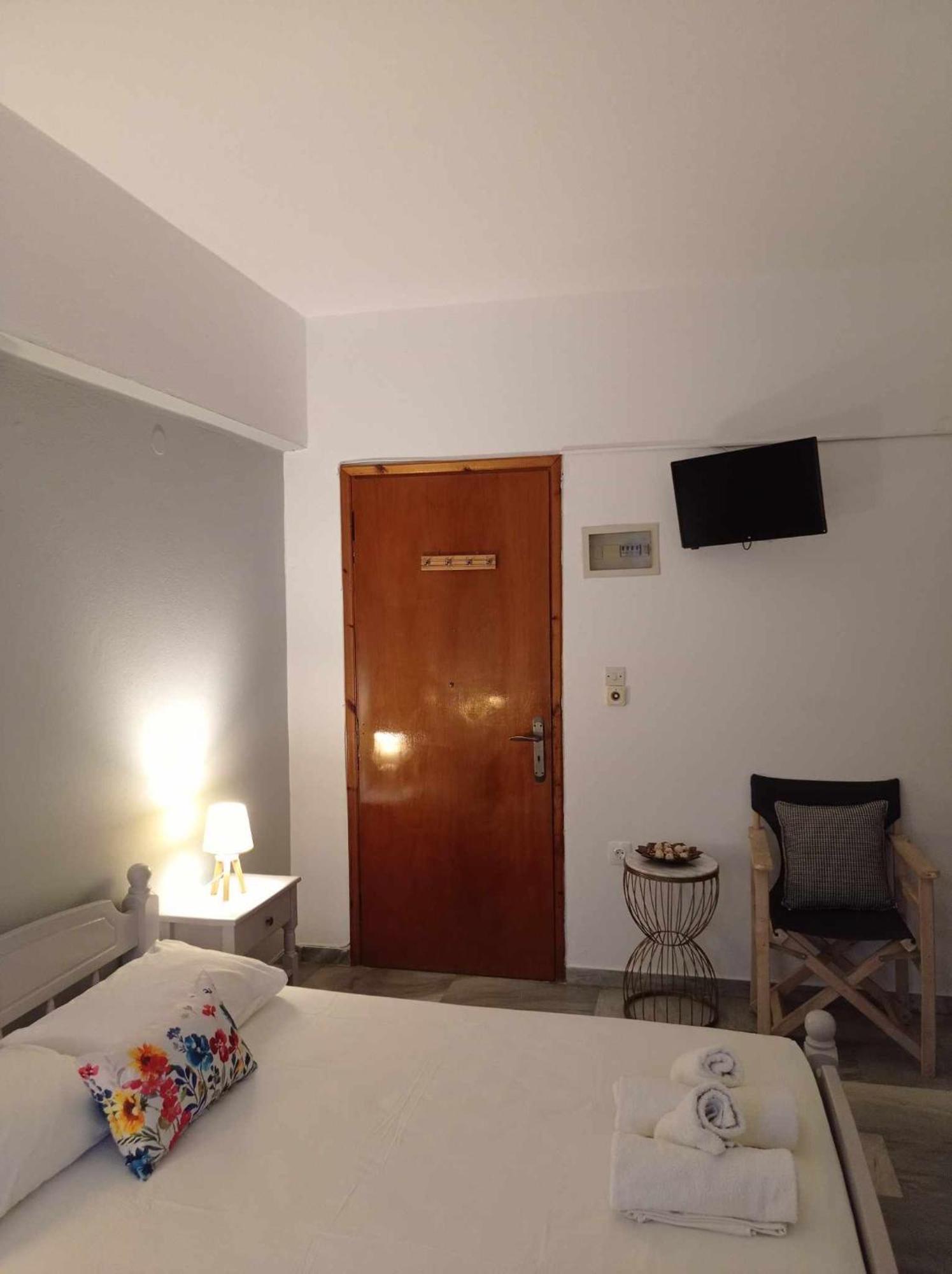 Kantouni Guest House By The Sea Batsi  Bagian luar foto