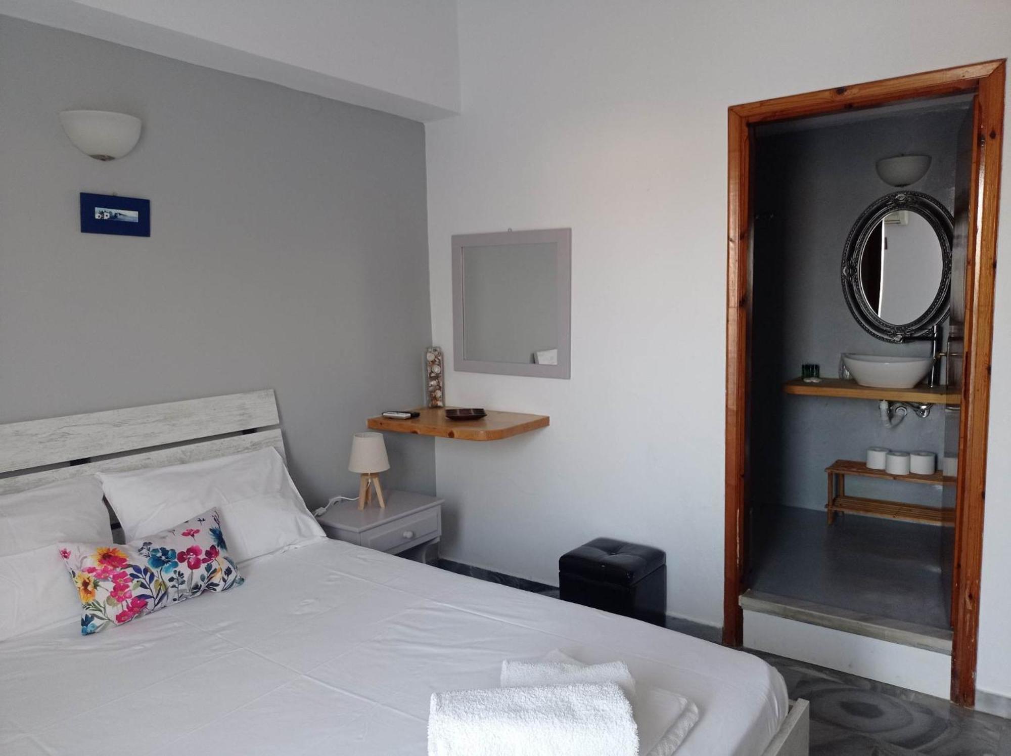 Kantouni Guest House By The Sea Batsi  Bagian luar foto
